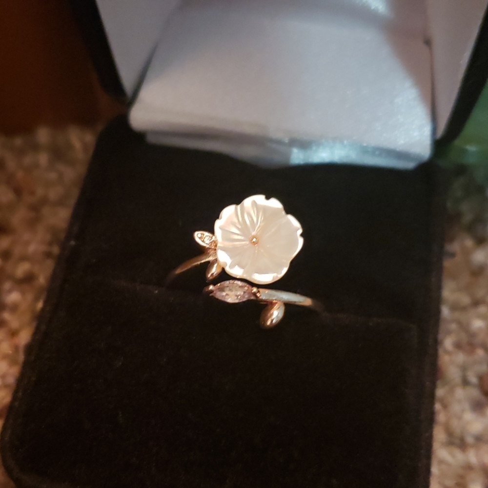NWOT Flower ring